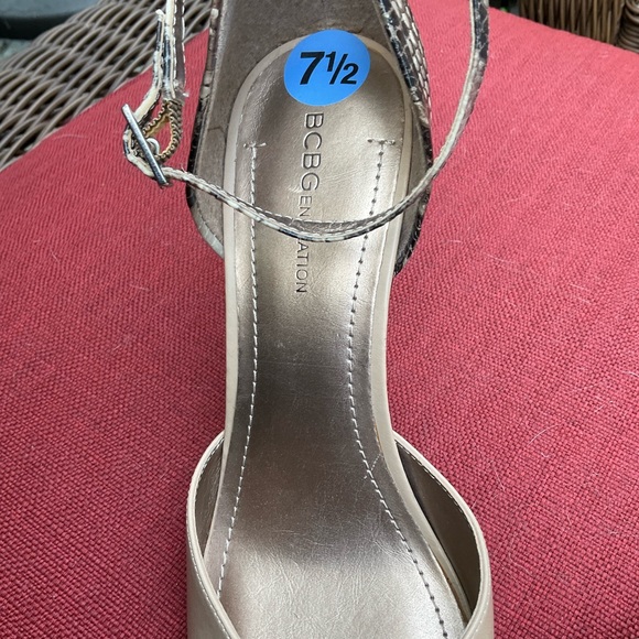 Fabulous BCBG Size 7.5 Ankle Strap Heels in Combination Snake and Cream Color - Picture 5 of 9
